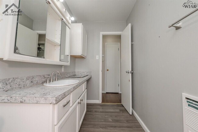 Building Photo - 1508 N Victoria Ave