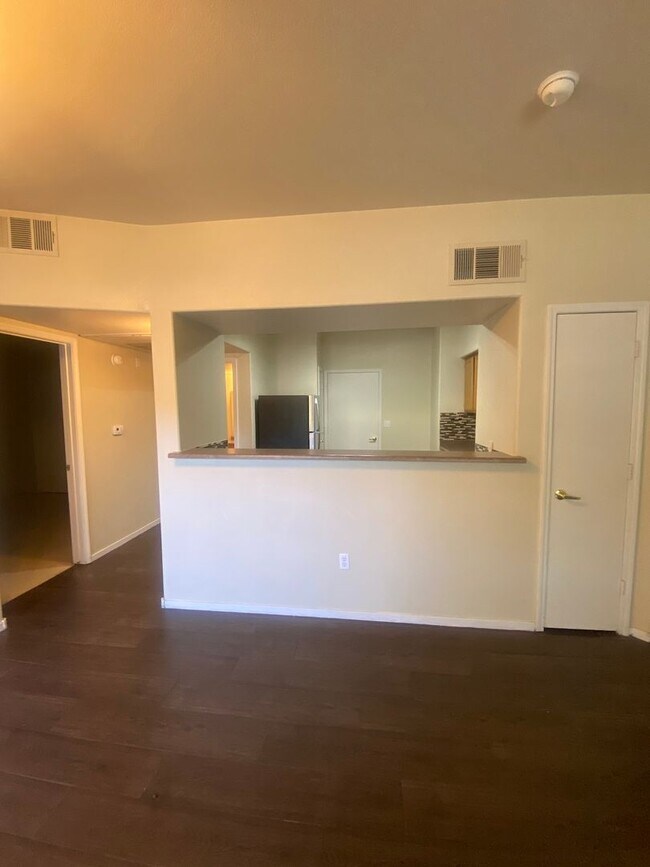 Building Photo - Beautiful unfurnished 2 bedroom in the Sou...