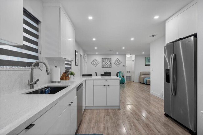 Building Photo - 850 SW 31st Ave