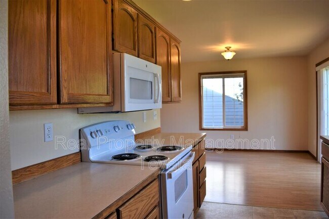 Building Photo - 214 Reeds Ln