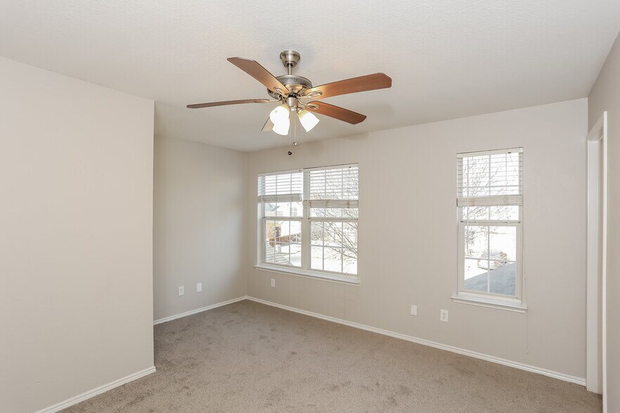 Building Photo - 1424 Pine Ln