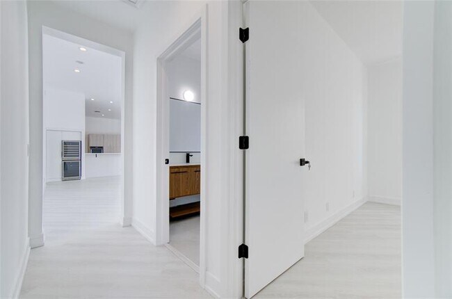 Building Photo - 2550 Jardin Terrace