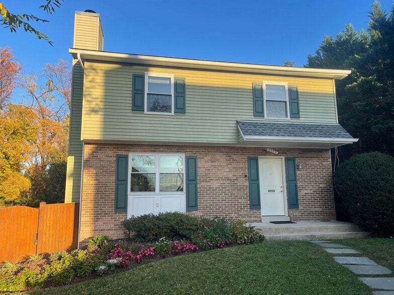 Front of House - 9705 Glen Ave