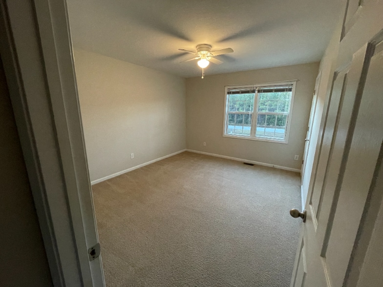 Building Photo - 1404 Old Folkstone Rd