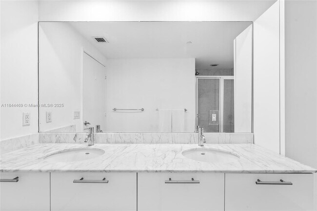 Building Photo - 951 Brickell Ave