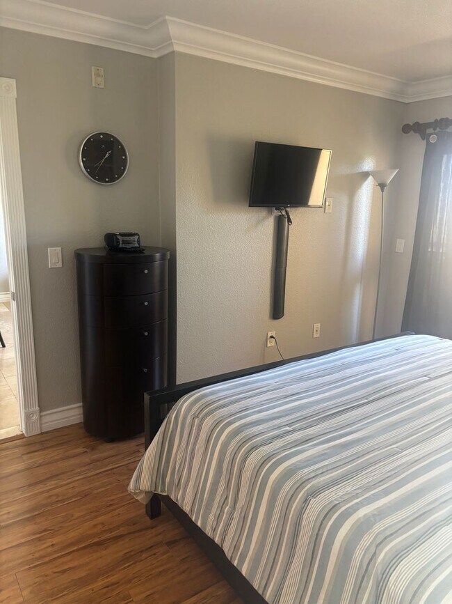 Building Photo - Meridian 1 Bed | 1 Bath Top-Floor Unit with Great City Views.Newly Upgraded with Laminate Floorin...