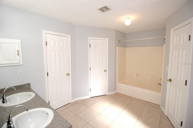 Building Photo - 12 Round Table Ln