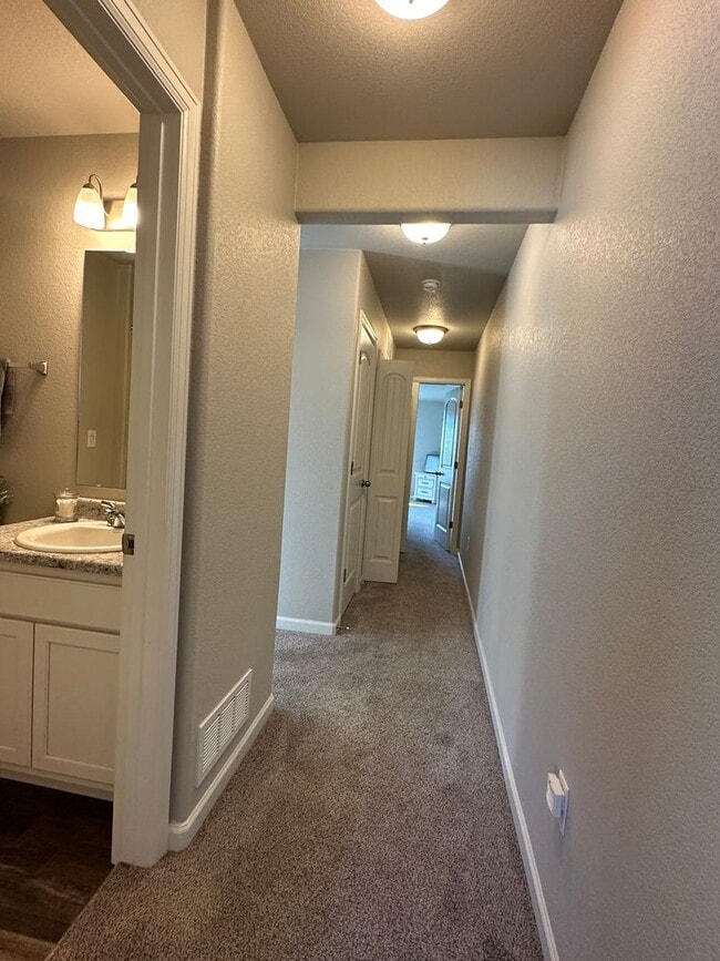 Building Photo - LIKE NEW CHAPEL HEIGHTS TOWNHOME w/ PIKES PEAK VIEWS - Security Deposit Waiver Available