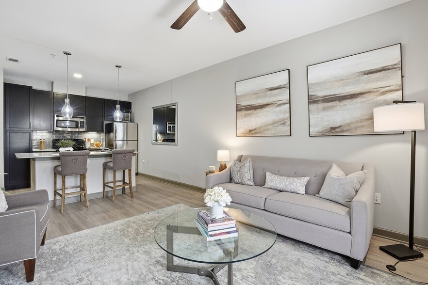 Building Photo - Sola Galleria