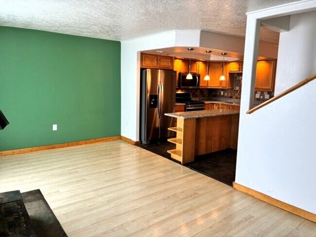 Building Photo - 340 Straight Creek Dr