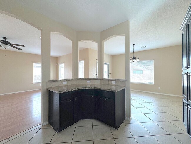 Building Photo - Sandstone Ranch Estates 4Bed/2.5bath Refrig A/C!