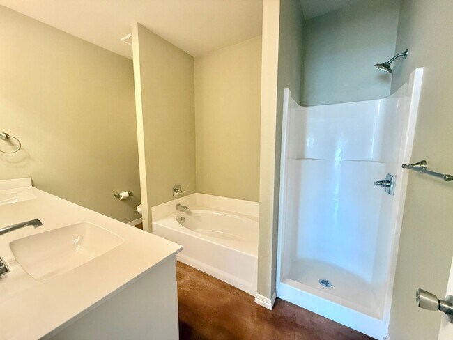 Building Photo - Spacious 3-bed/2-bath with Garage!