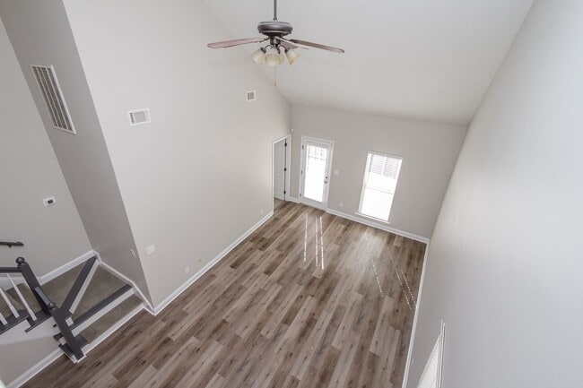 Building Photo - 823 Landing Dr