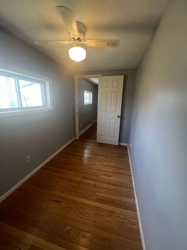 Building Photo - 3 bedrooms/2 bathrooms with detached 2 car...