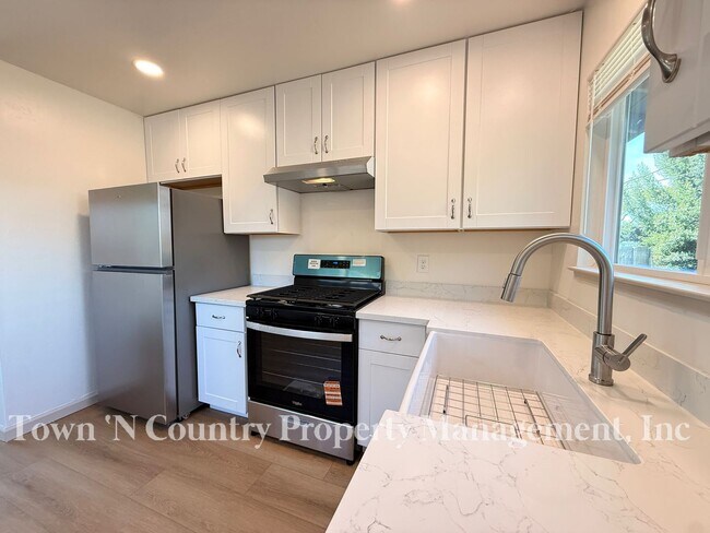 Building Photo - 818-820 University Ave.