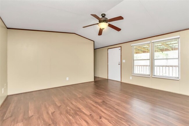 Building Photo - 101 Maple Ln