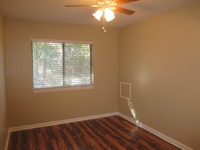 Building Photo - 2bed/1bath condo in convenient location......