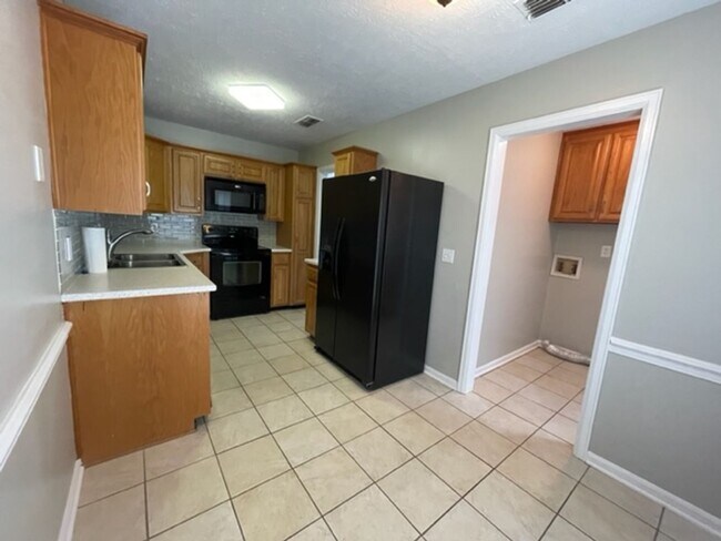 Building Photo - 1604 Queen Elizabeth Ct