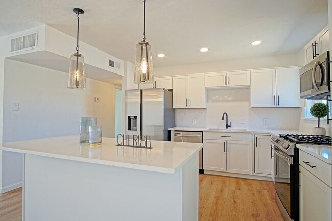 Building Photo - UPTOWN UPDATED 3/BD 2/BA 1/CG