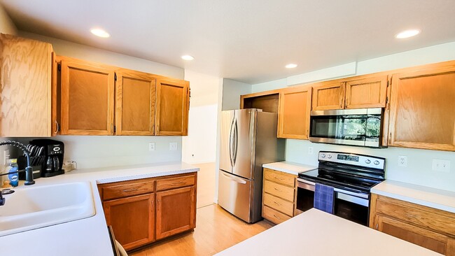 Building Photo - 4 Bedroom + 2 Flex Rooms On 1 Acre