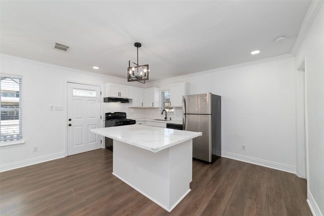 Building Photo - 802 E 33rd St