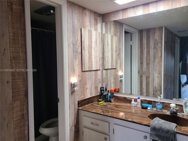 Building Photo - 2306 S Cypress Bend Dr