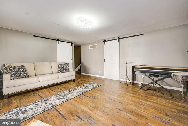 Building Photo - 325 Juniper Dr