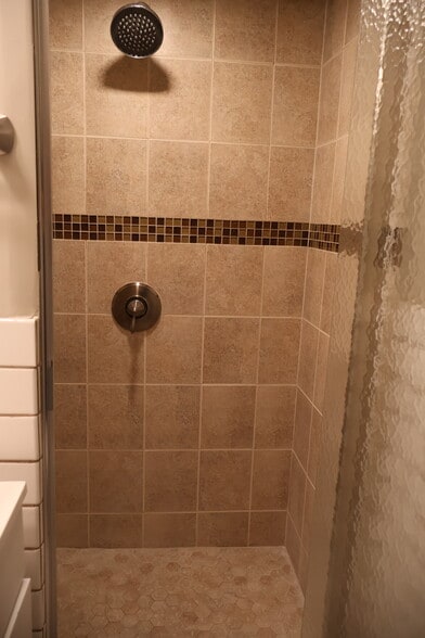 shower of 1st floor bathroom - 31 Towers St