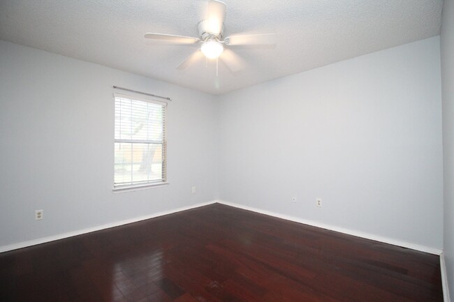 Building Photo - 2 bed 2 bath 1st floor condo near Pensacol...