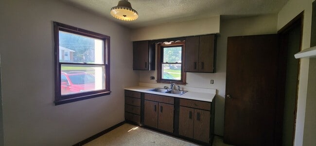 Building Photo - 2 Bedroom with bonus rec space in basement!