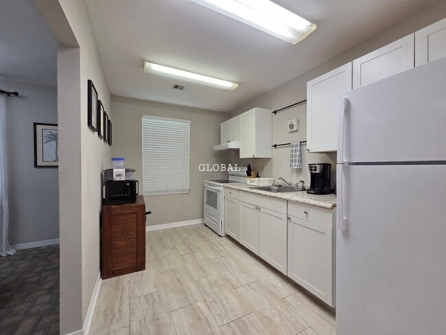 Building Photo - Charming 2-Bedroom Home within 3 miles of ...
