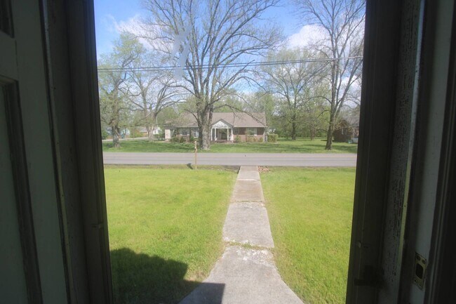 Building Photo - For Lease - 3 Bed, 1.5 Bath, 1600sqft, Sin...