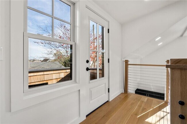 Building Photo - 14 Robinson St