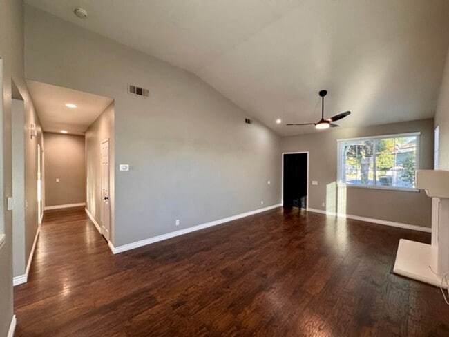 Building Photo - Bright and Open 3 Bedroom Home in Murrieta...