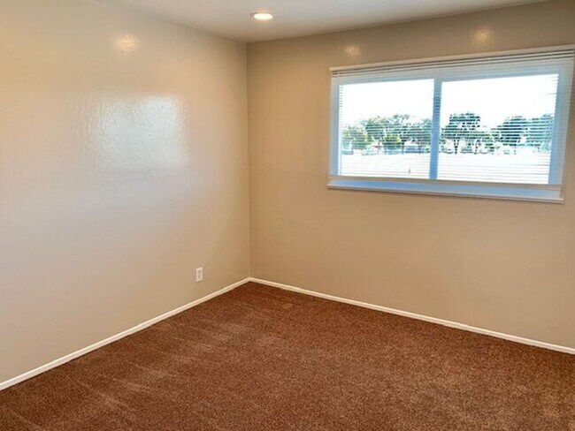 Building Photo - 4 bed 1.5 bath House in Richmond -- AVAILABLE NOW !!
