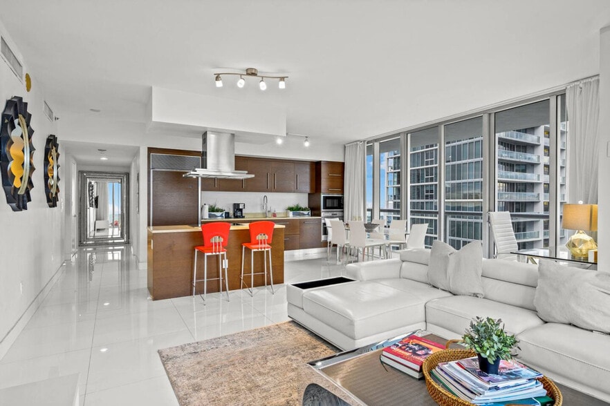 Building Photo - 485 Brickell Ave