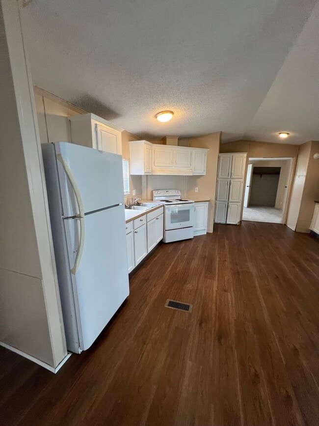 Building Photo - Mobile Home for lease in Sulphur
