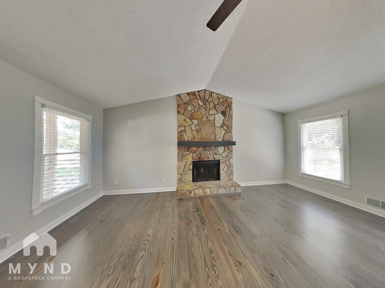 Building Photo - 131 Lake Run
