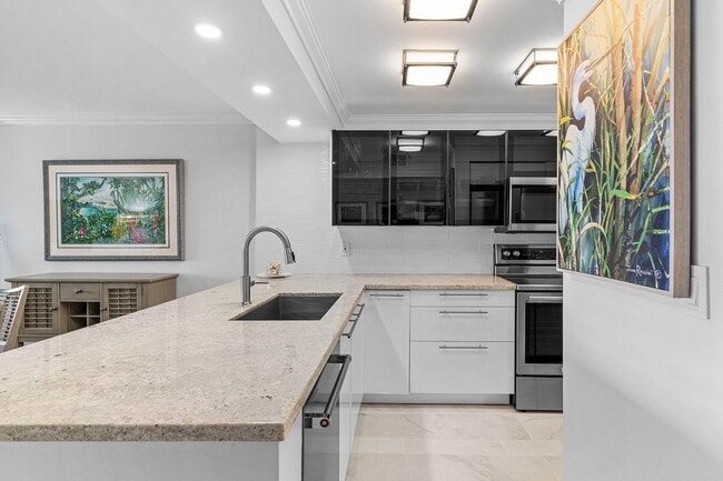 Building Photo - 14 Royal Palm Way