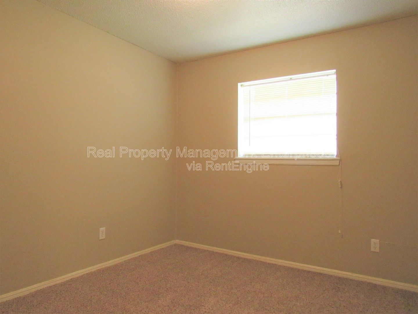 Building Photo - 637 Redstone Ave