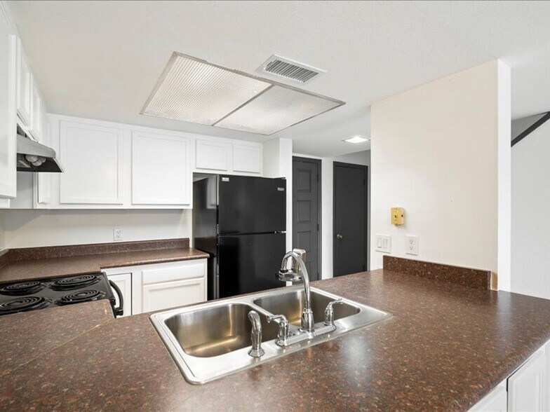 Building Photo - 122 S Hardy Dr