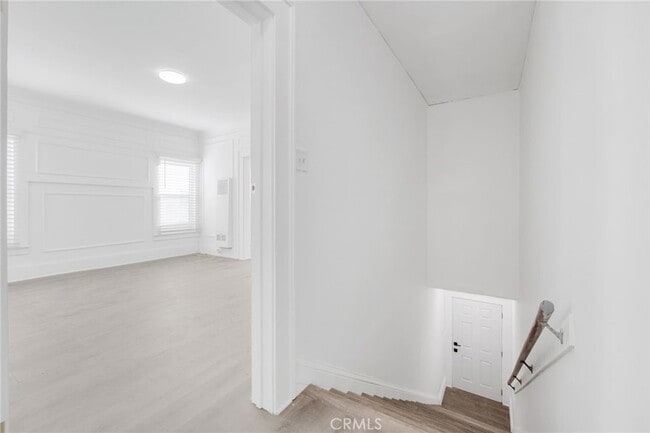 Building Photo - 550 N Kenmore Ave