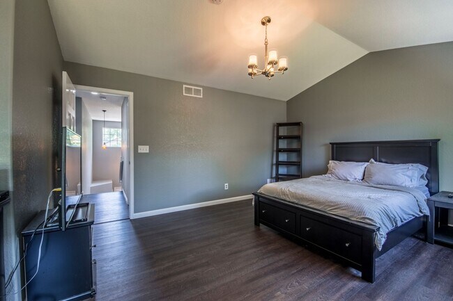 Building Photo - Immaculate 4B/3B in Superior - Available July 5th