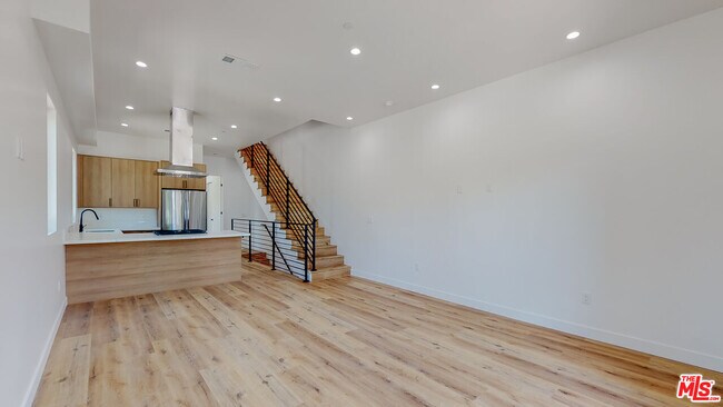 Building Photo - 4462 W Maplewood Ave
