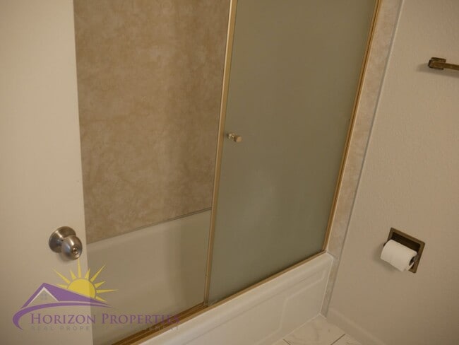 Building Photo - 6826/6828 Klingon Ct