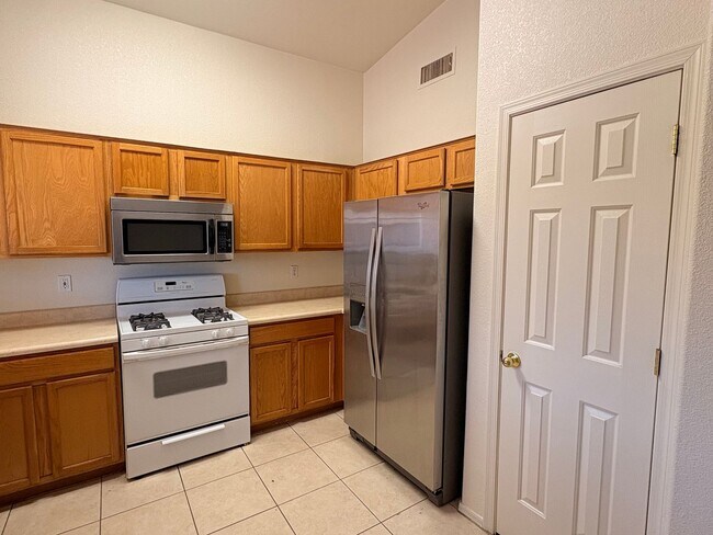 Building Photo - 3Bed 2Bath West Side Home