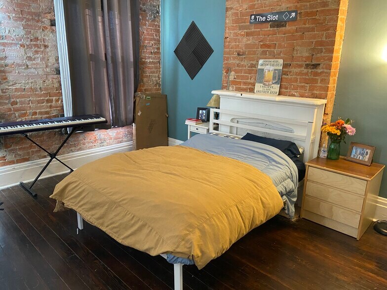 Building Photo - 256 Warner St