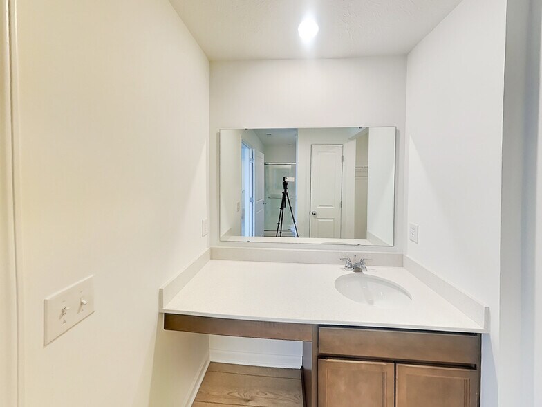 Building Photo - 8662 Hollander Dr