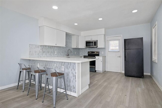 Building Photo - 524 6th Ave NE