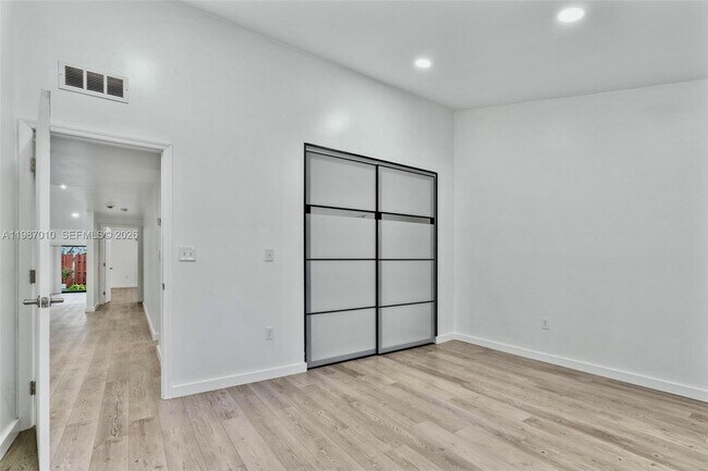 Building Photo - 518 NE 199th Ln